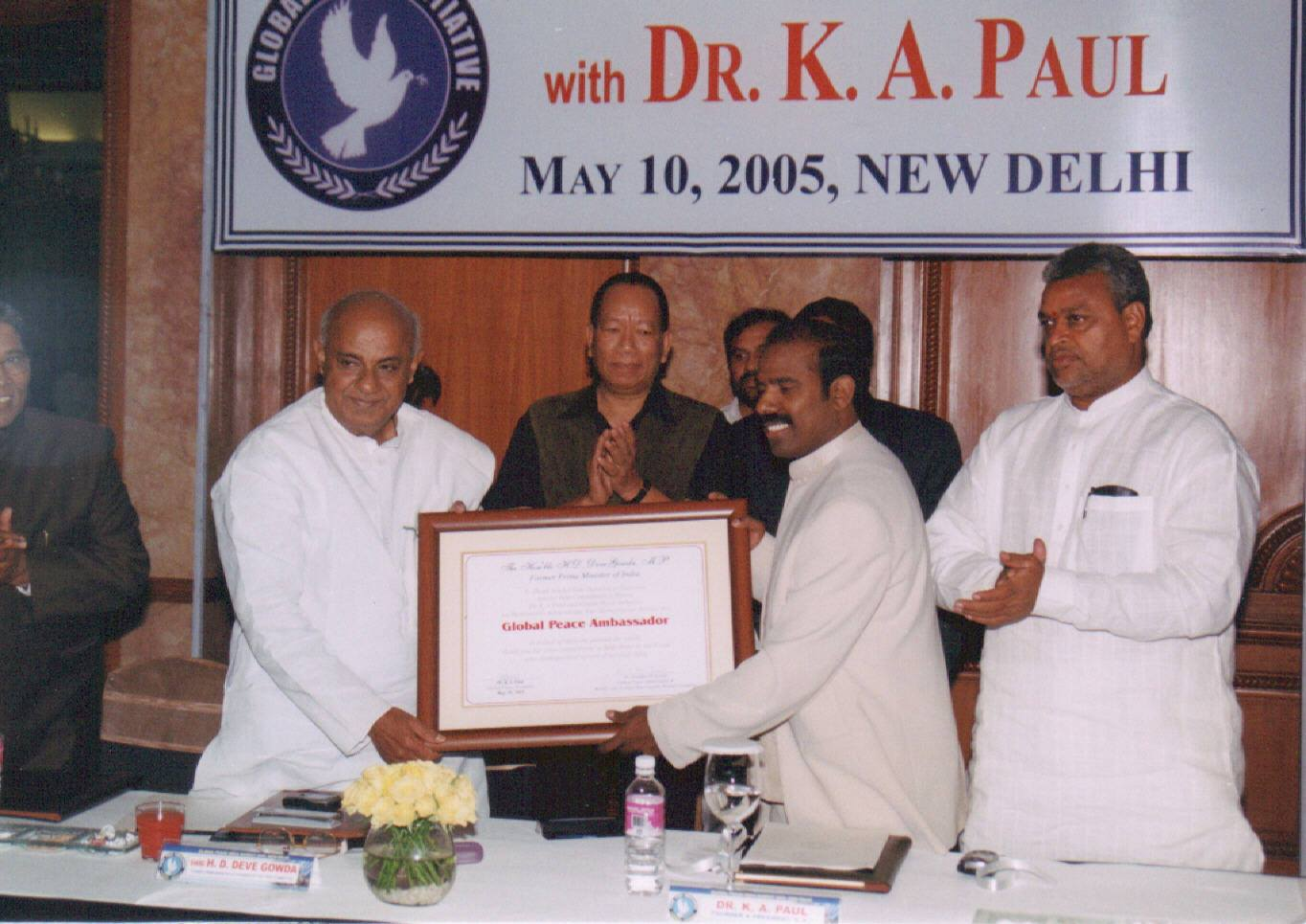 Dr. K.A. Paul receives the Global Peace Ambassador award from former Indian PM H.D. Deve Gowda at the Delhi Summit, May 10, 2005